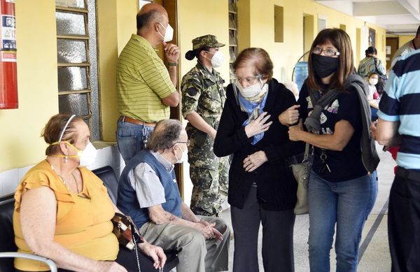 Hubo aglomeración y desorden en vacunación de los adultos - Nacionales - ABC Color