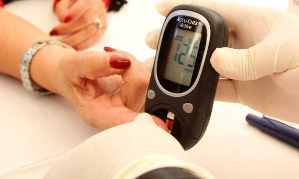 Instan a vacunar a personas con diabetes