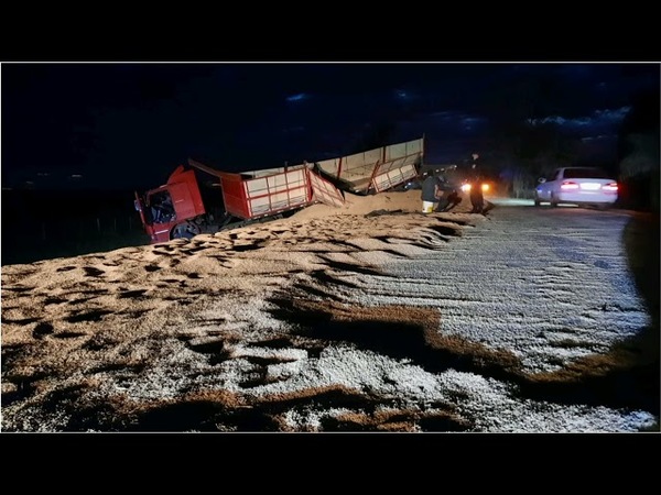 CAMIÓN CARGADO DE ARROZ VUELCA SOBRE RUTA PY01 EN CURUÑAI