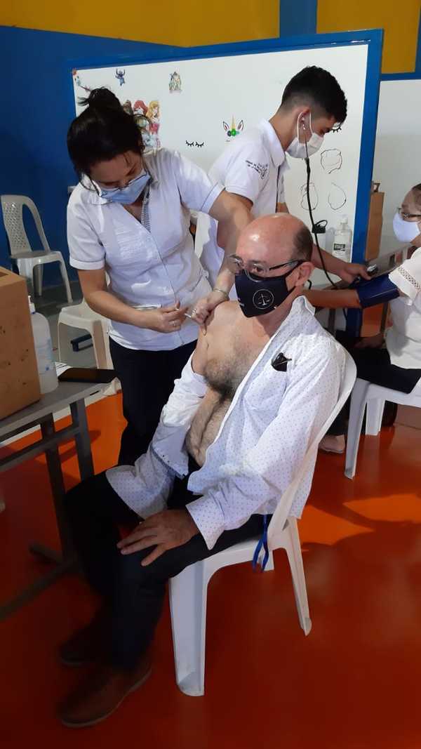 VERGÜENZA: Primer vacunado en Pdte. Franco es el decano de la UPE - La Clave