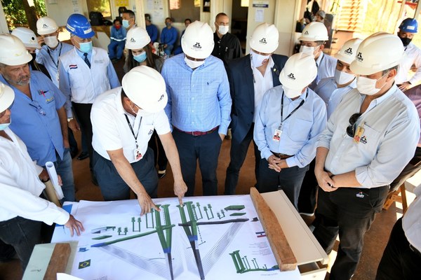 Directores de Itaipu verifican avance de obras del Puente de la Integración - La Clave