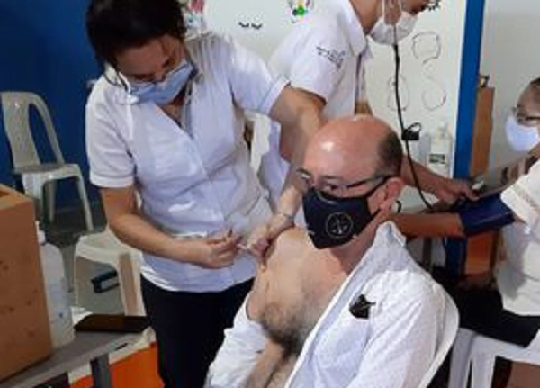 Apartan del cargo al director de Hospital de Presidente Franco por vacunación “vip” - Noticiero Paraguay