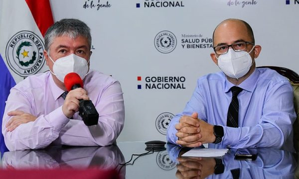 Vacunaron irregularmente a 93 personas y apartan al director del Hospital de Franco