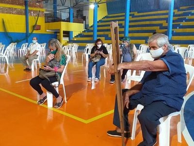 Vacunaron a personas fuera del rango de edad en Presidente Franco · Radio Monumental 1080 AM