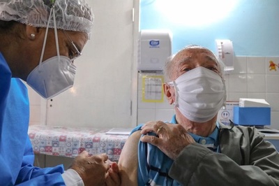 Vacunación: Usurpan identidades y olvidan a refugiados | El Independiente