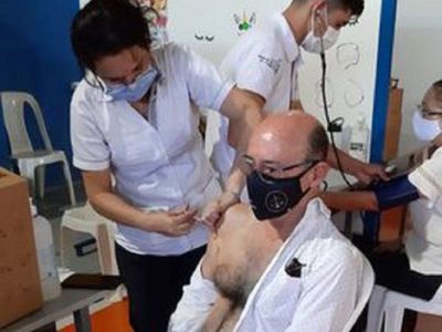 Decano de la UPE dice que se aplicó la vacuna porque "no había gente"