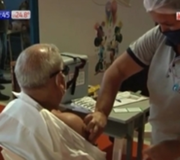 Vacunaron a más de 90 personas menores de 85 años - Paraguay.com