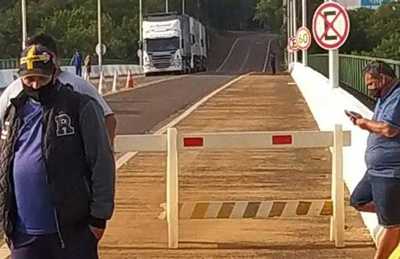 Camioneros BRASILEÑOS impiden paso de carga en la FRONTERA FOZ-PUERTO IGUAZU