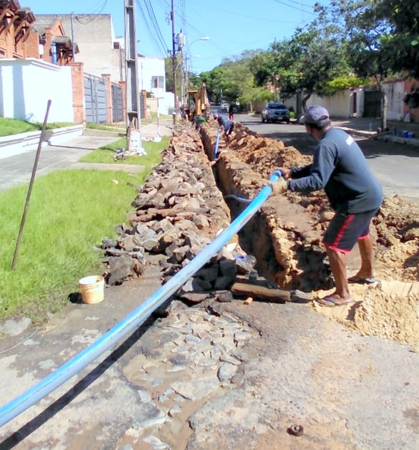 ESSSAP realiza cambio de tuberías para mejorar servicio de agua potable en dos barrios de Asunción