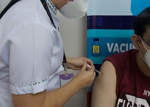 Exdirector afirma que vacunación irregular ocurrió en su ausencia