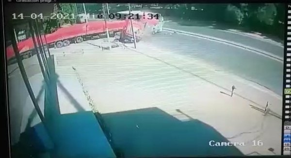 Crónica / (Video) Línea 23 chocó con todo a camión Scania