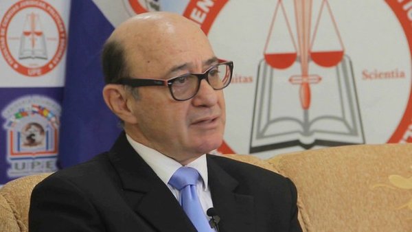 Ridícula justificación de decano de Derecho que fue vacunado violando el registro oficial - ADN Digital