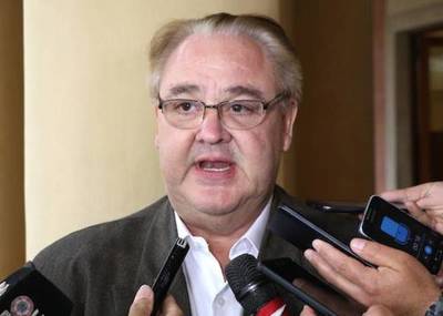 Gobernador de Alto Paraná dice que investigará 'vacunatorio VIP' y asegura: 'No tengo nada que ver'