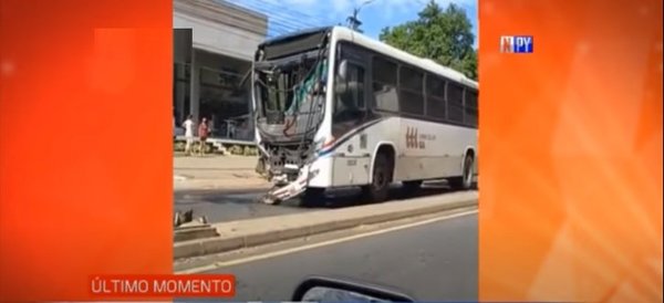 Violento choque entre ómnibus y tractocamión | Noticias Paraguay