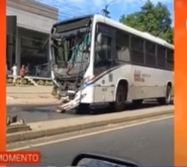 Camión y bus chocan de manera violenta sobre la Transchaco - Paraguay.com