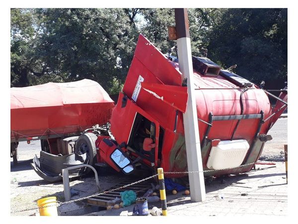 Tremendo choque entre camión y un colectivo