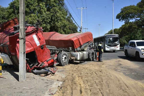 Colectivo impacta contra tractocamión sobre ruta Transchaco - Nacionales - ABC Color