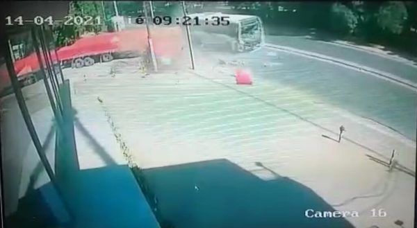 Ómnibus embiste a un camión en zona Puerto Botánico | OnLivePy