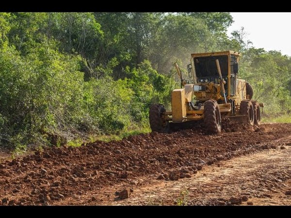 COMUNA TRABAJA EN EL MEJORAMIENTO DE CAMINOS EN CAMBYRETÁ