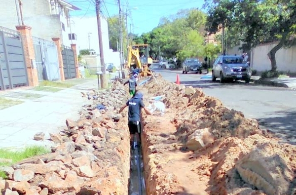 Diario HOY | Realizan cambios de tuberías en dos barrios de Asunción