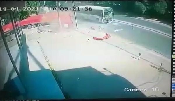 Ómnibus impacta contra camión de gran porte sobre la Transchaco