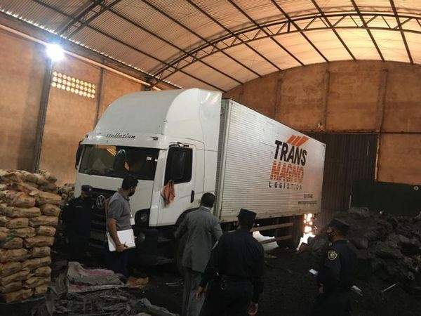 Allanan depósito de carbón en Pedro Juan y recuperan camión robado en Brasil.