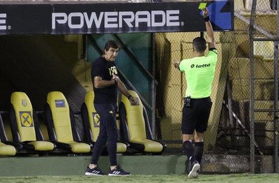 Gustavo Costas: “Una falta, según la camiseta, se analiza y te echa'