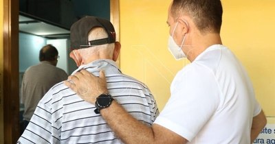 La Nación / “Vamos a poder festejar sus 100 años”: abuelitos vacunados contra el COVID-19