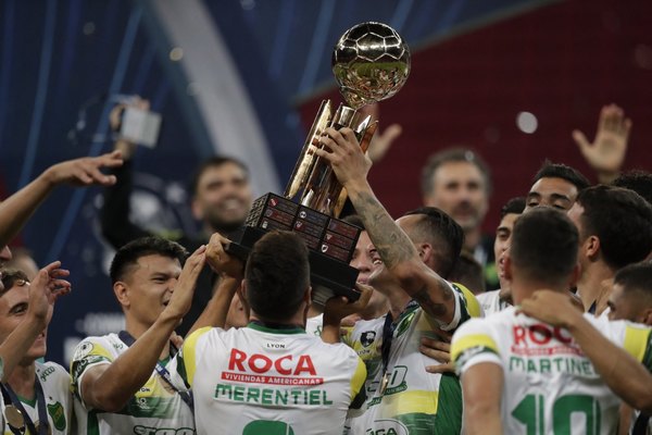 Defensa y Justicia festeja la Recopa ante el Palmeiras de Gustavo Gómez