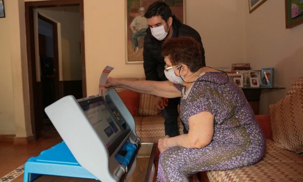 Solicitantes del Plan Voto en Casa aprenden a usar máquina de votación