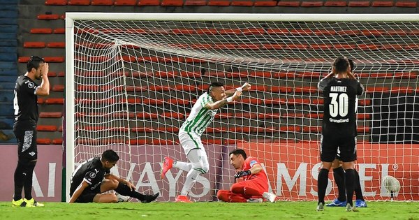 La Nación / Goleado y sin Libertadores