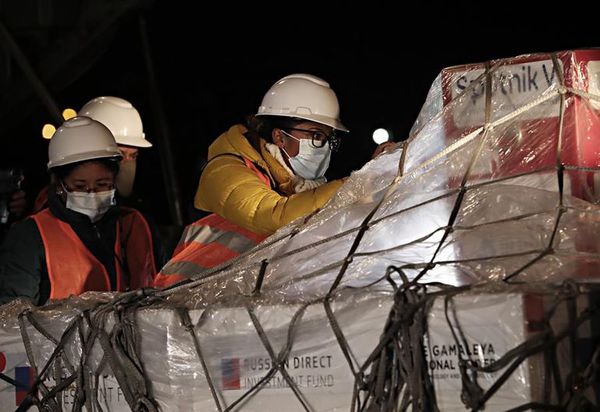 Bolivia recibe 25.000 vacunas rusas Sputnik V para continuar la inmunización - Mundo - ABC Color