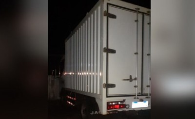 Embistió contra dos vehículos y huyó del sitio