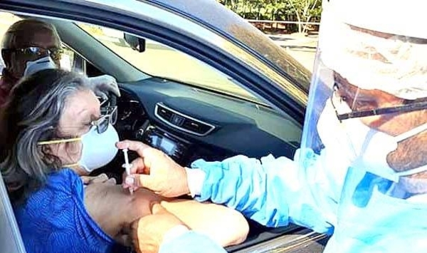 Diario HOY | En IPS, ancianos reciben vacunas sin bajarse del auto