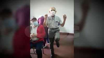 Tienen más de 85 años y fueron a vacunarse con toda la onda: los viejitos más “cool” - Nacionales - ABC Color