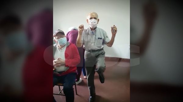 Tienen más de 85 años y fueron a vacunarse con toda la onda: los viejitos más “cool” - Nacionales - ABC Color