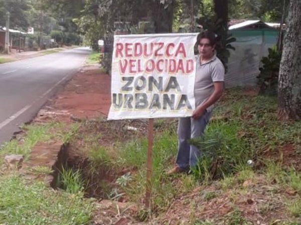 Puso cartel improvisado para que conductores reduzcan velocidad