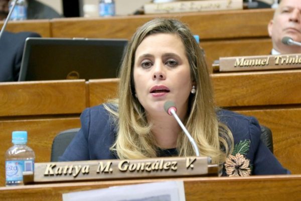 Kattya pide a sus colegas que “reflexionen” sobre uso de gastos sociales tras aprobación en Senado | Ñanduti
