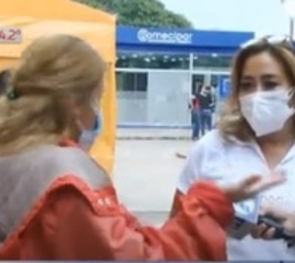 Directora de la Diben acude al Hospital de Clínicas y recibe reclamos - Paraguay.com