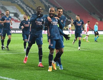 El Arsenal se pega un festín en Praga y se instala en semifinales