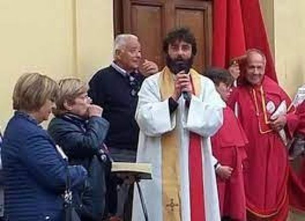 Un sacerdote se enamora y anuncia su despedida de la Iglesia en plena misa dominical