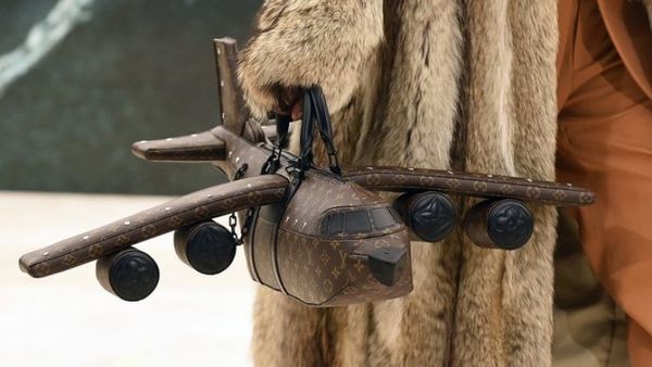 Louis Vuitton lanza un bolso con forma de avión por 39.000 de dólares y la Red estalla