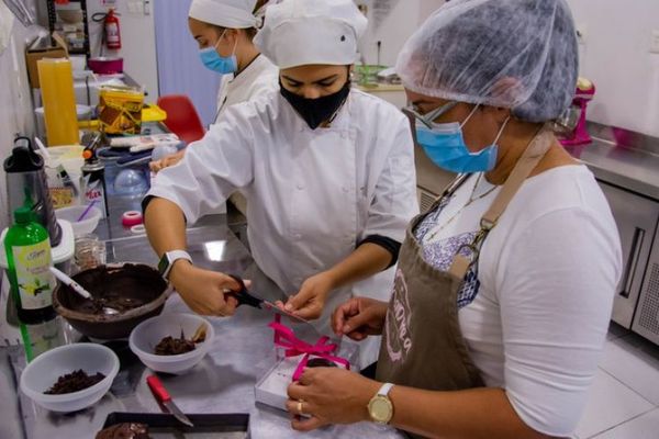 Mujer privada de libertad es contratada por una pastelería