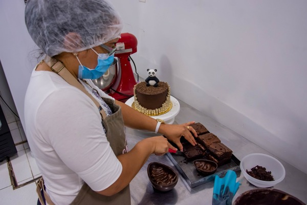 Pastelería contrata a mujer en semi-libertad para trabajar fuera del centro penitenciario