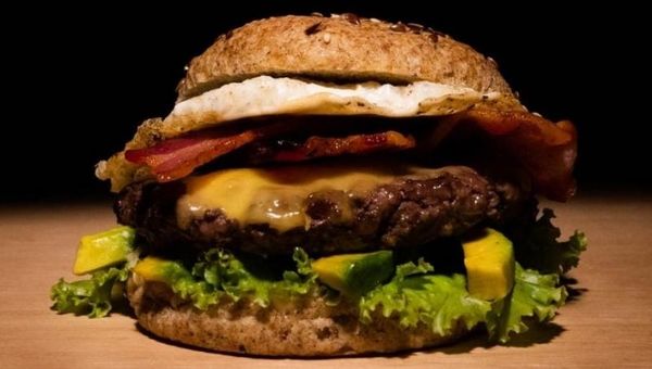 Keto Neto lanza una hamburguesa para matar todos los antojos (también tienen almuerzos, cenas, panificados y dulces)