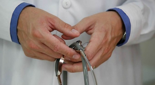 Exigen vacunación a médicos jubilados y "no abandonarlos a su suerte" - Noticiero Paraguay