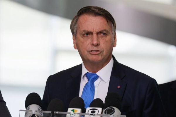 Bolsonaro dice que sólo Dios lo saca de la Presidencia de Brasil