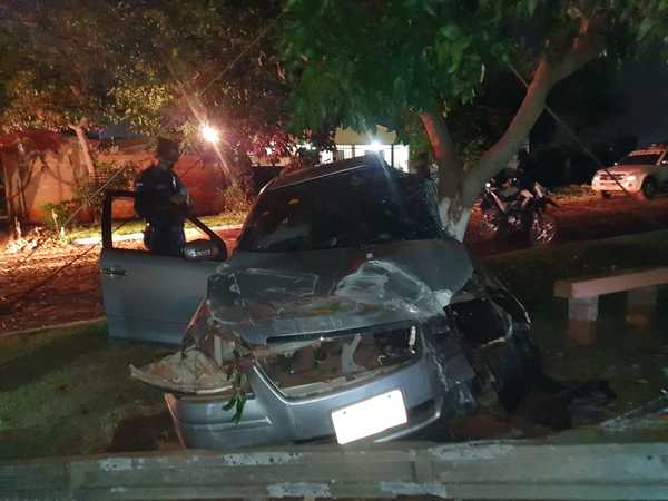 Mujer casi muere al perder control de su auto y estrellarse contra una columna de la ANDE - La Clave