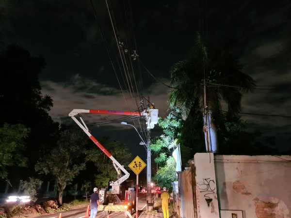 Varias zonas sin luz tras temporal - Megacadena — Últimas Noticias de Paraguay
