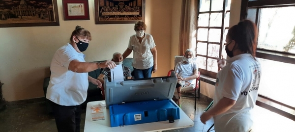 Solicitantes del plan Voto en Casa se familiarizan con máquinas de votación | .::Agencia IP::.